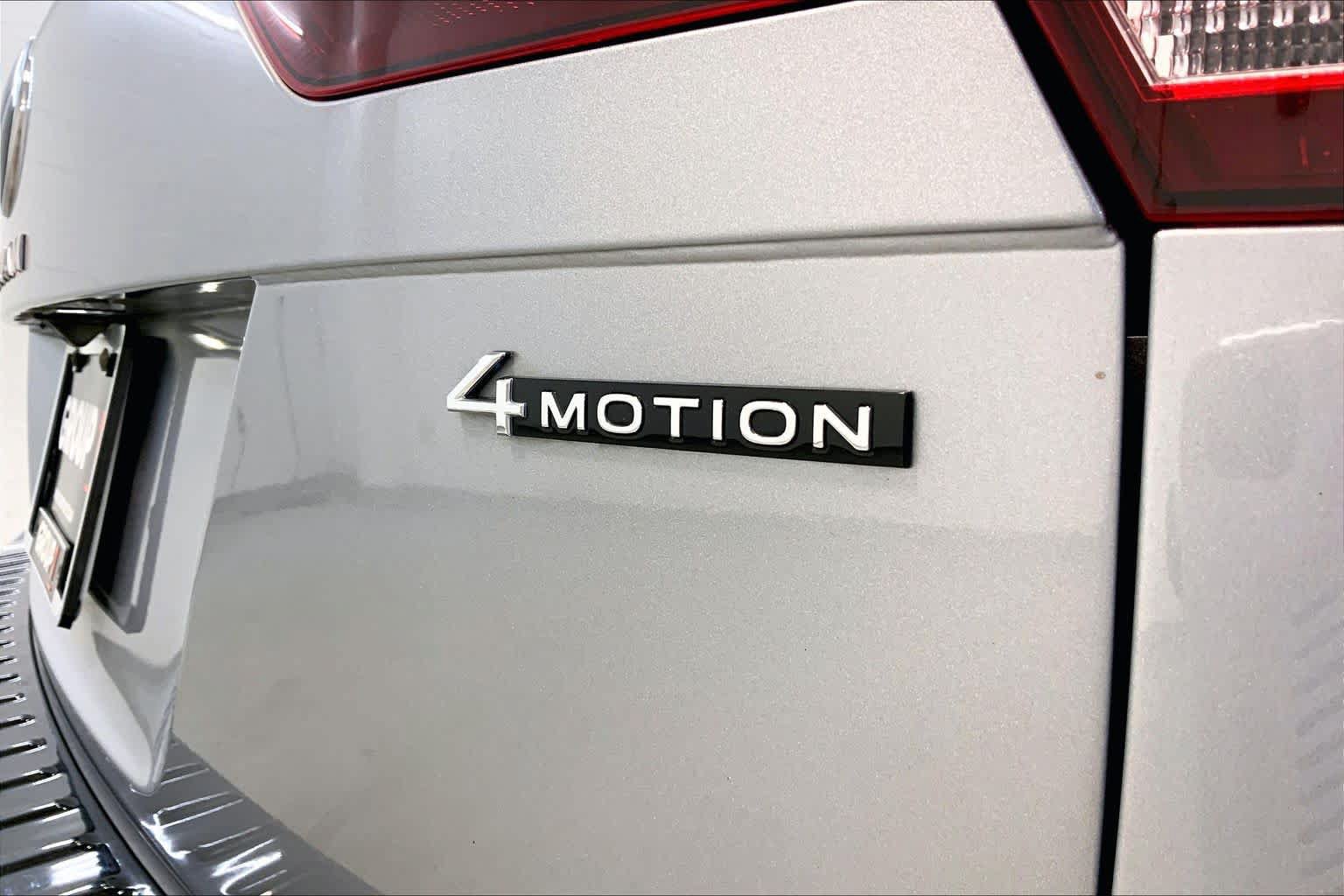 Used 2024 Volkswagen Tiguan SE R-Line AWD/4WD image 9
