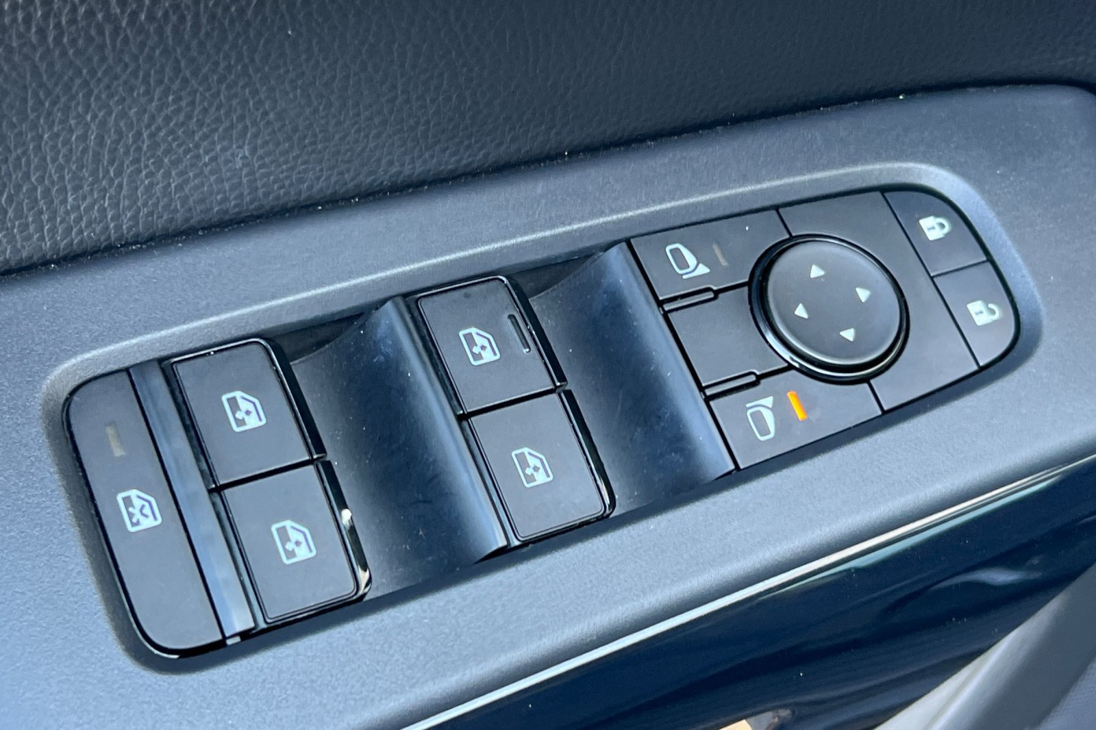 Certified 2025 Nissan Pathfinder SV FWD image 12