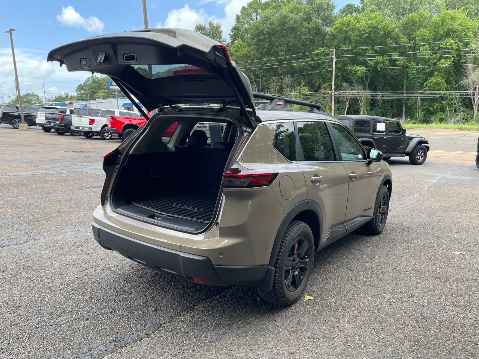 Used 2025 Nissan Rogue SV AWD/4WD image 39