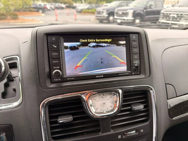 Used 2015 Chrysler Town & Country Limited Platinum FWD image 3