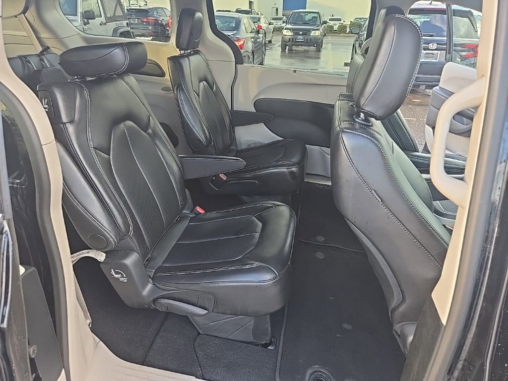 Used 2024 Chrysler Pacifica Touring-L image 34