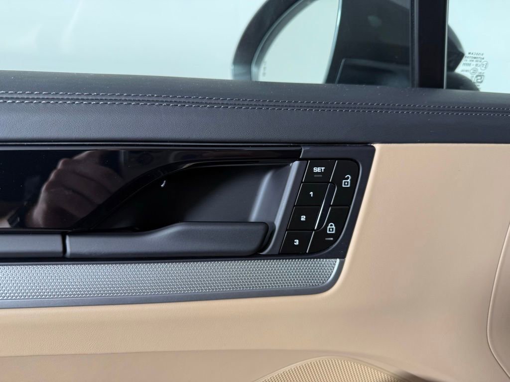 Certified 2025 Porsche Cayenne Coupe image 25