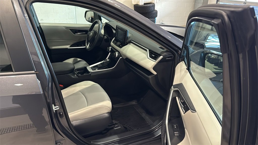 Used 2019 Toyota RAV4 XLE Premium image 12