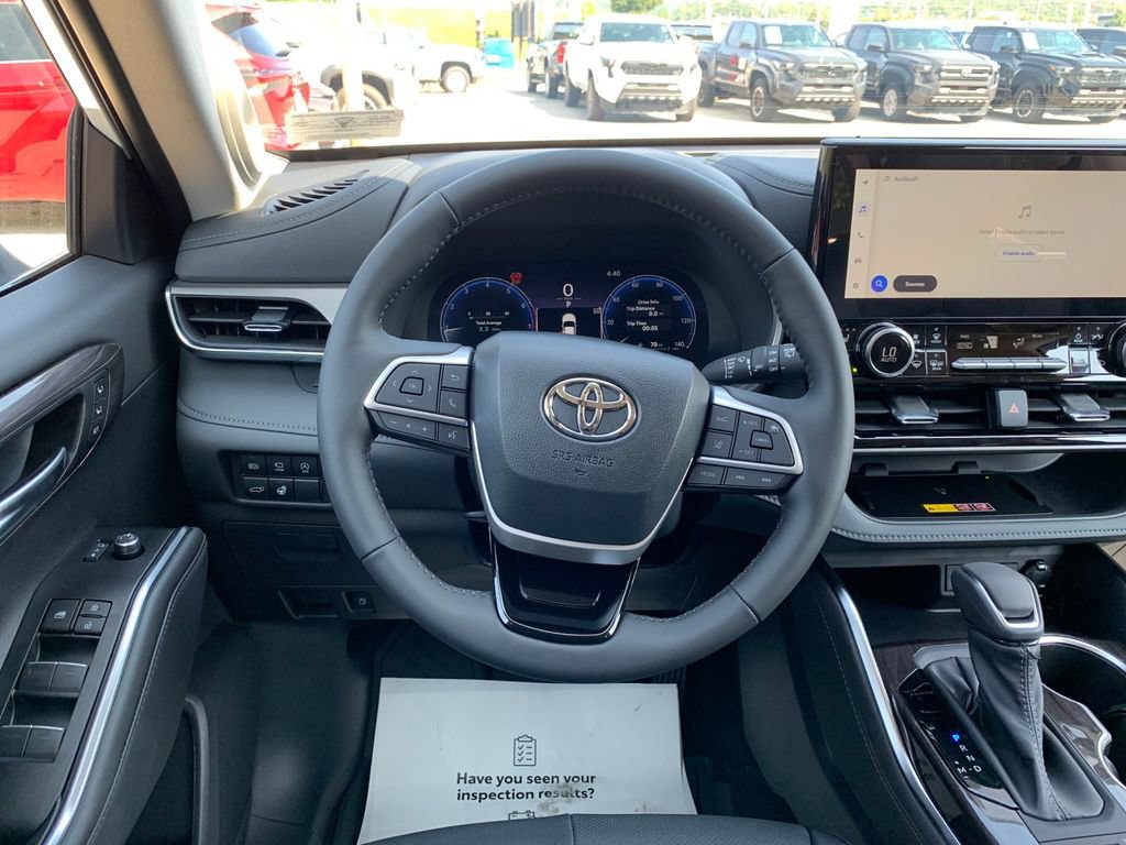 Used 2026 Toyota Highlander Limited AWD/4WD image 17