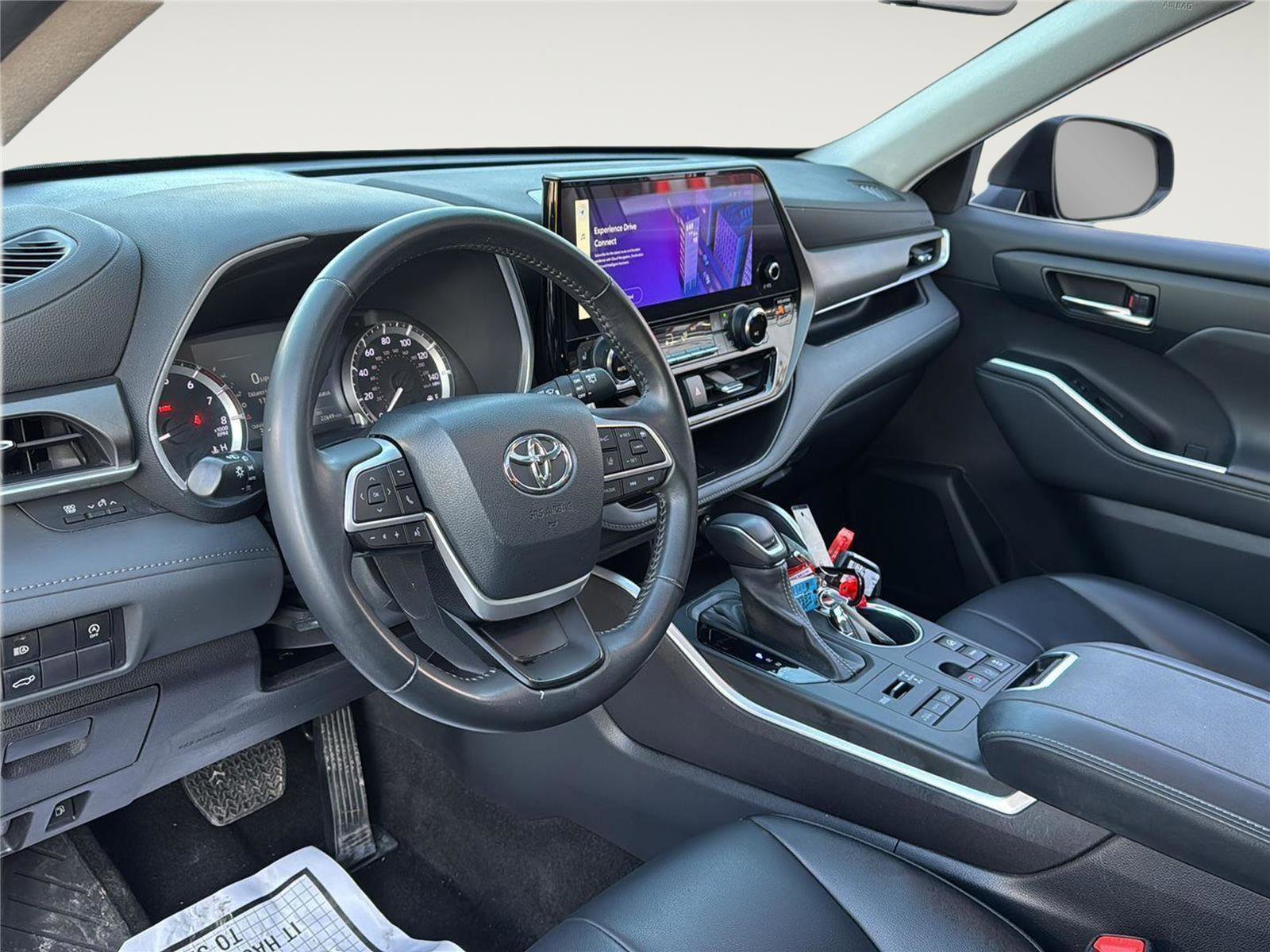 Used 2023 Toyota Highlander XLE image 8