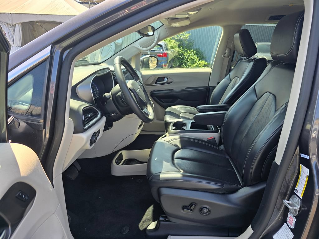Used 2023 Chrysler Pacifica Touring-L FWD image 19
