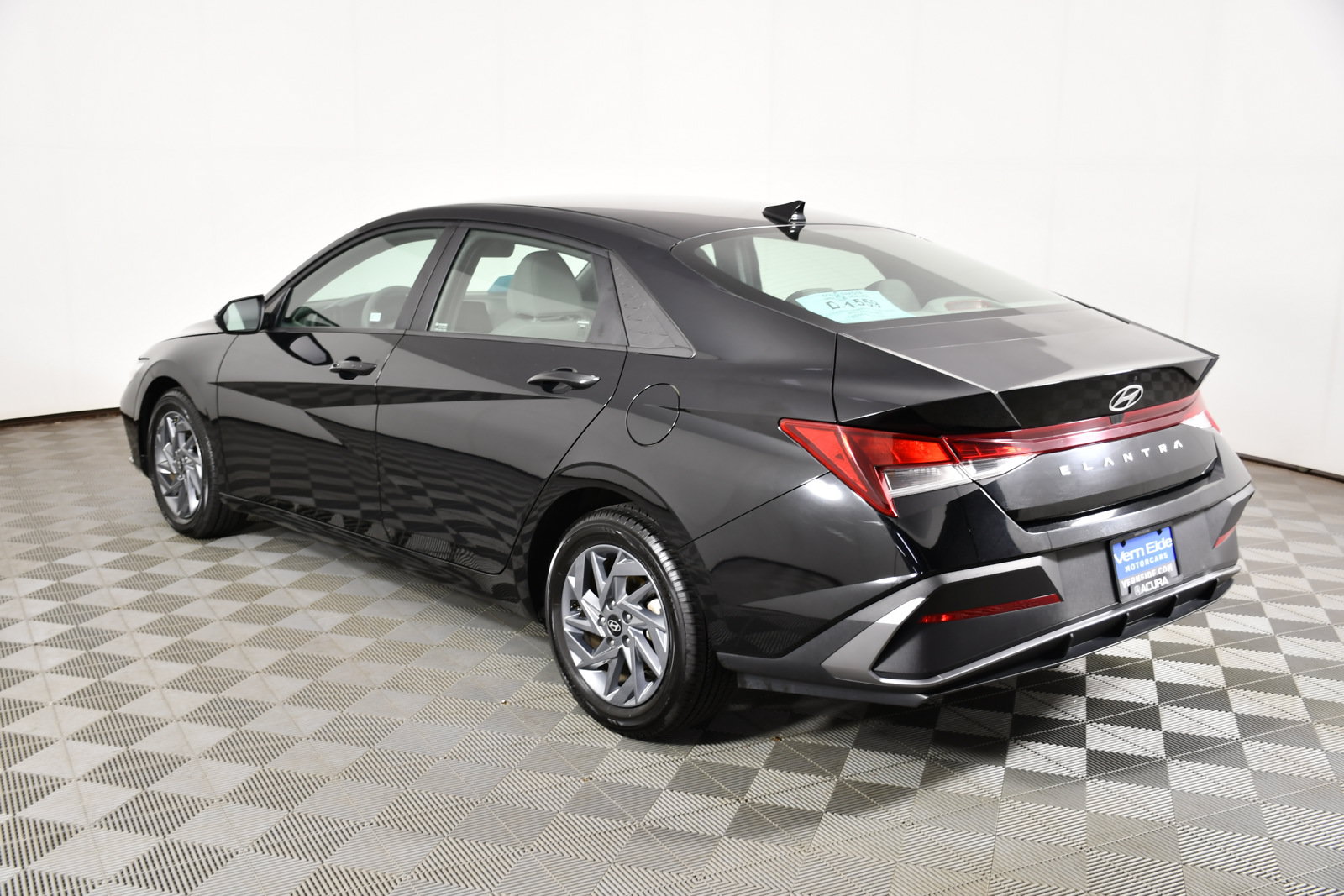 Used 2024 Hyundai Elantra SEL FWD image 8