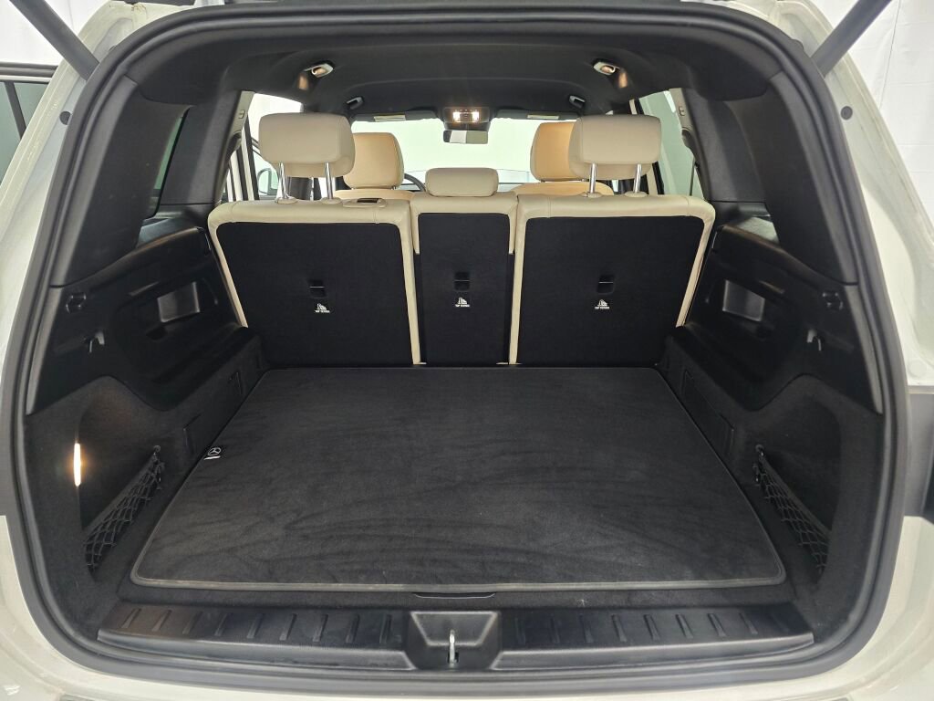 Used 2025 Mercedes-Benz GLB 250 4MATIC image 11