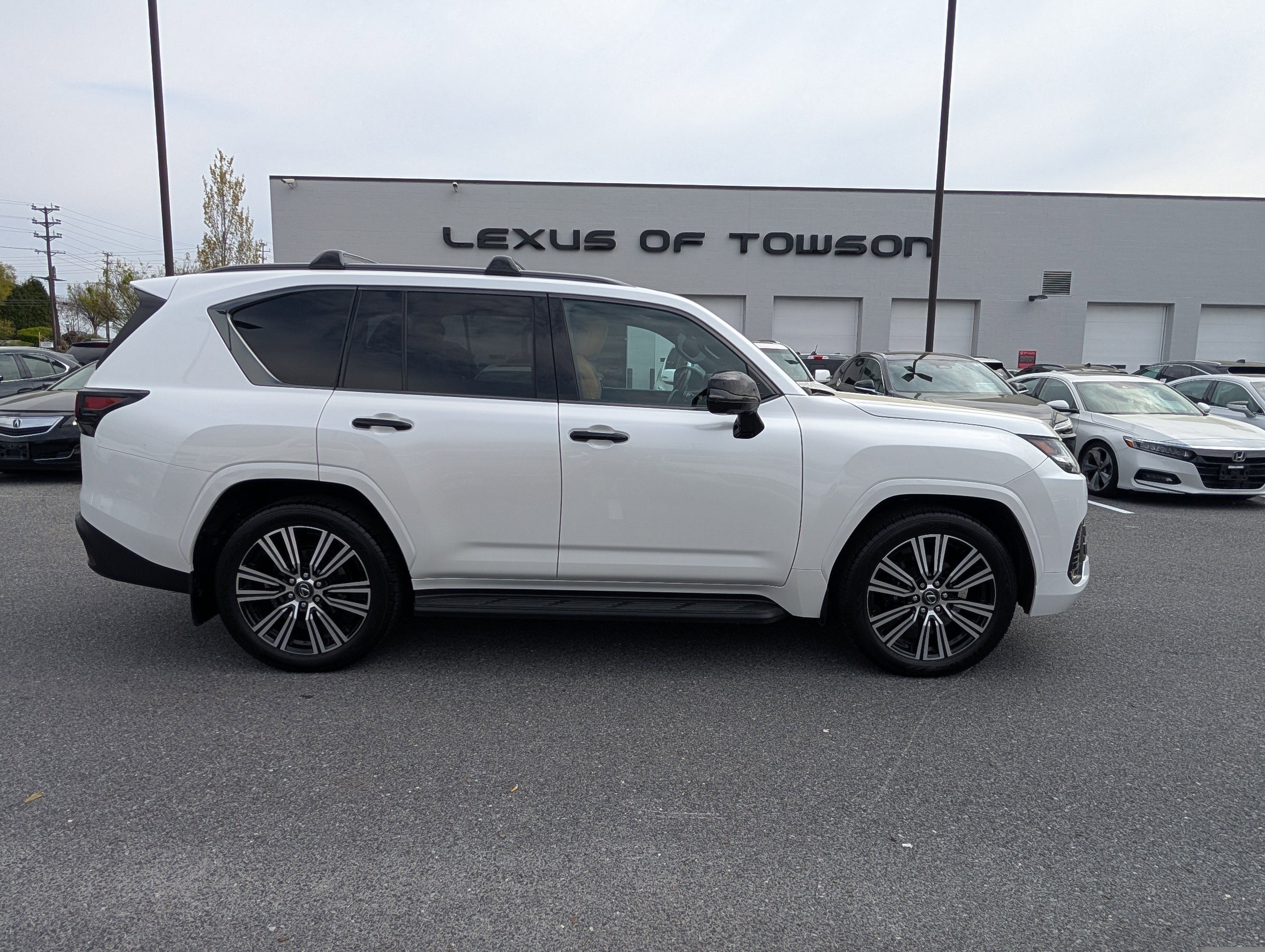 Used 2024 Lexus LX 600 4WD w/ Appearance Package image 2