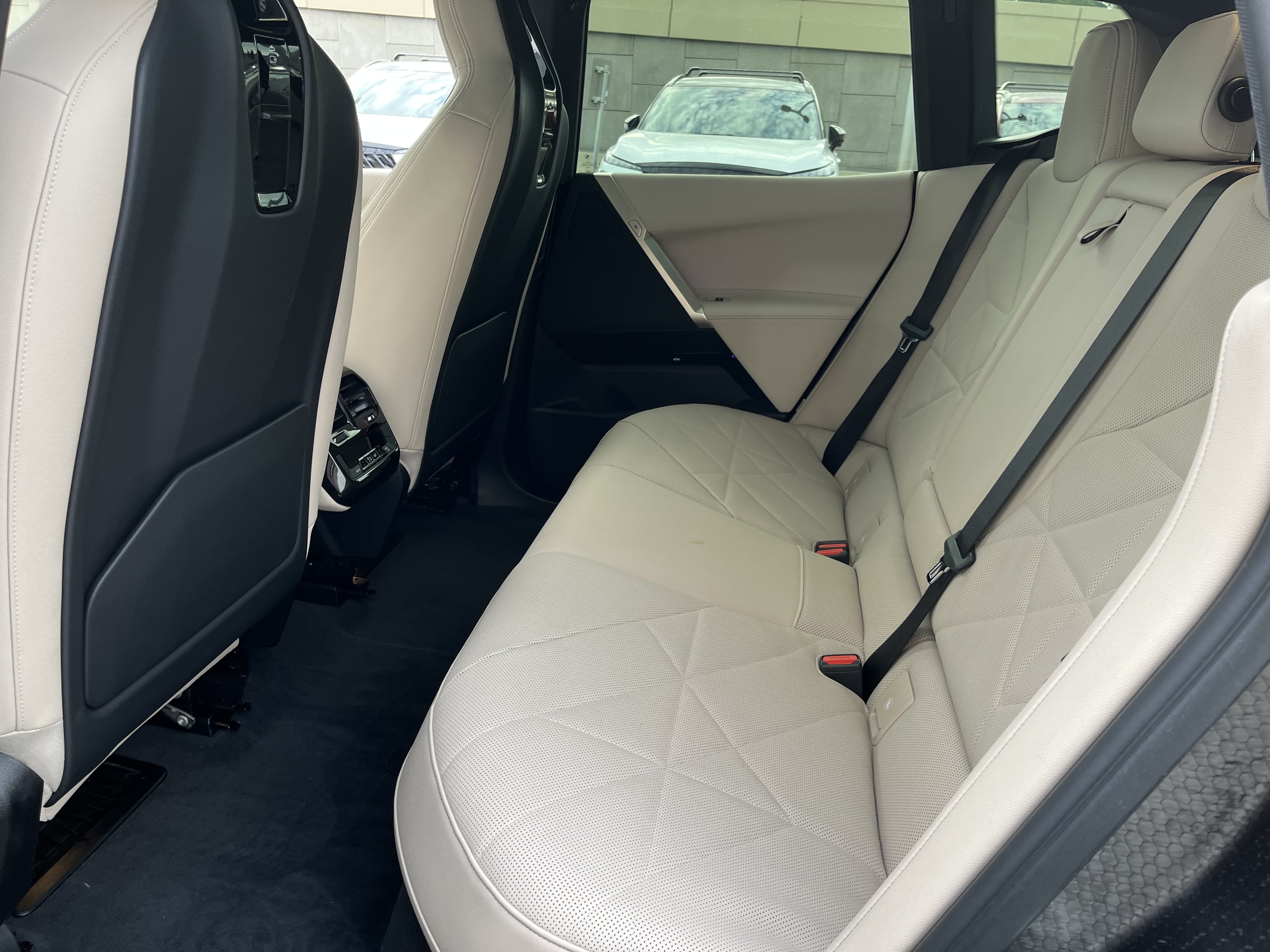 Used 2025 BMW iX xDrive50 AWD/4WD image 18