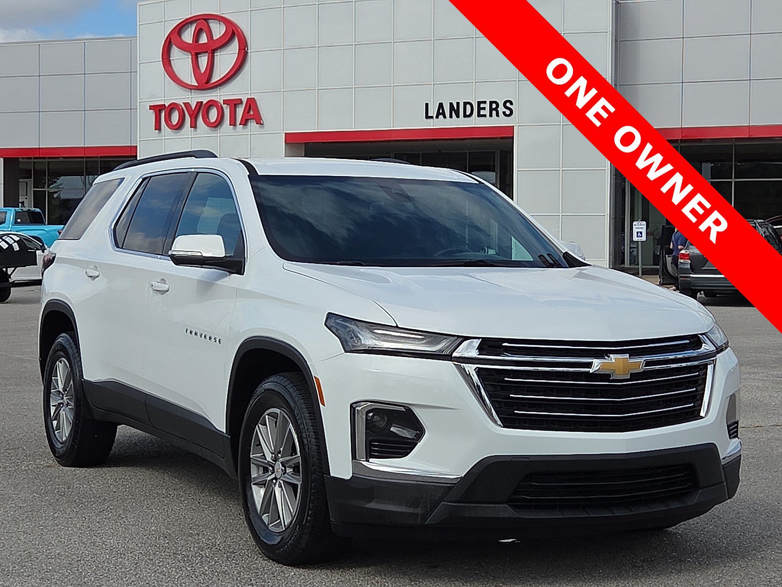 Used 2023 Chevrolet Traverse LT