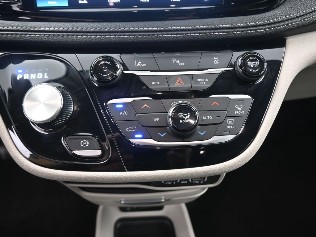 Used 2023 Chrysler Pacifica Touring-L image 6