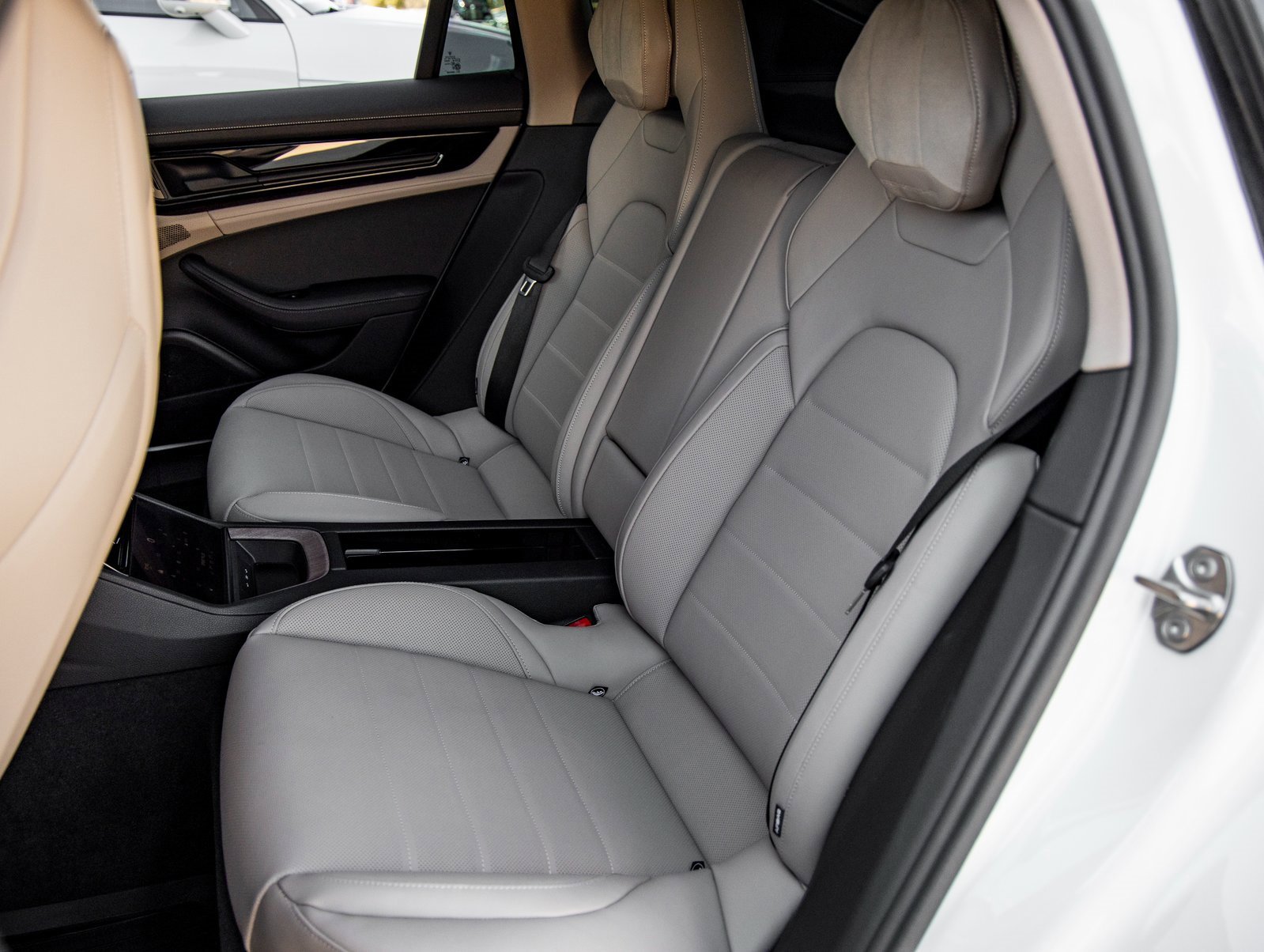 Certified 2025 Porsche Panamera 4 image 34