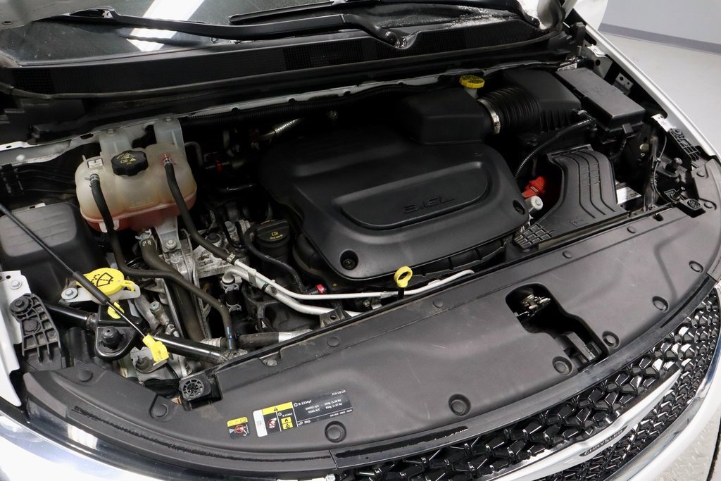 Used 2023 Chrysler Pacifica Touring-L image 17