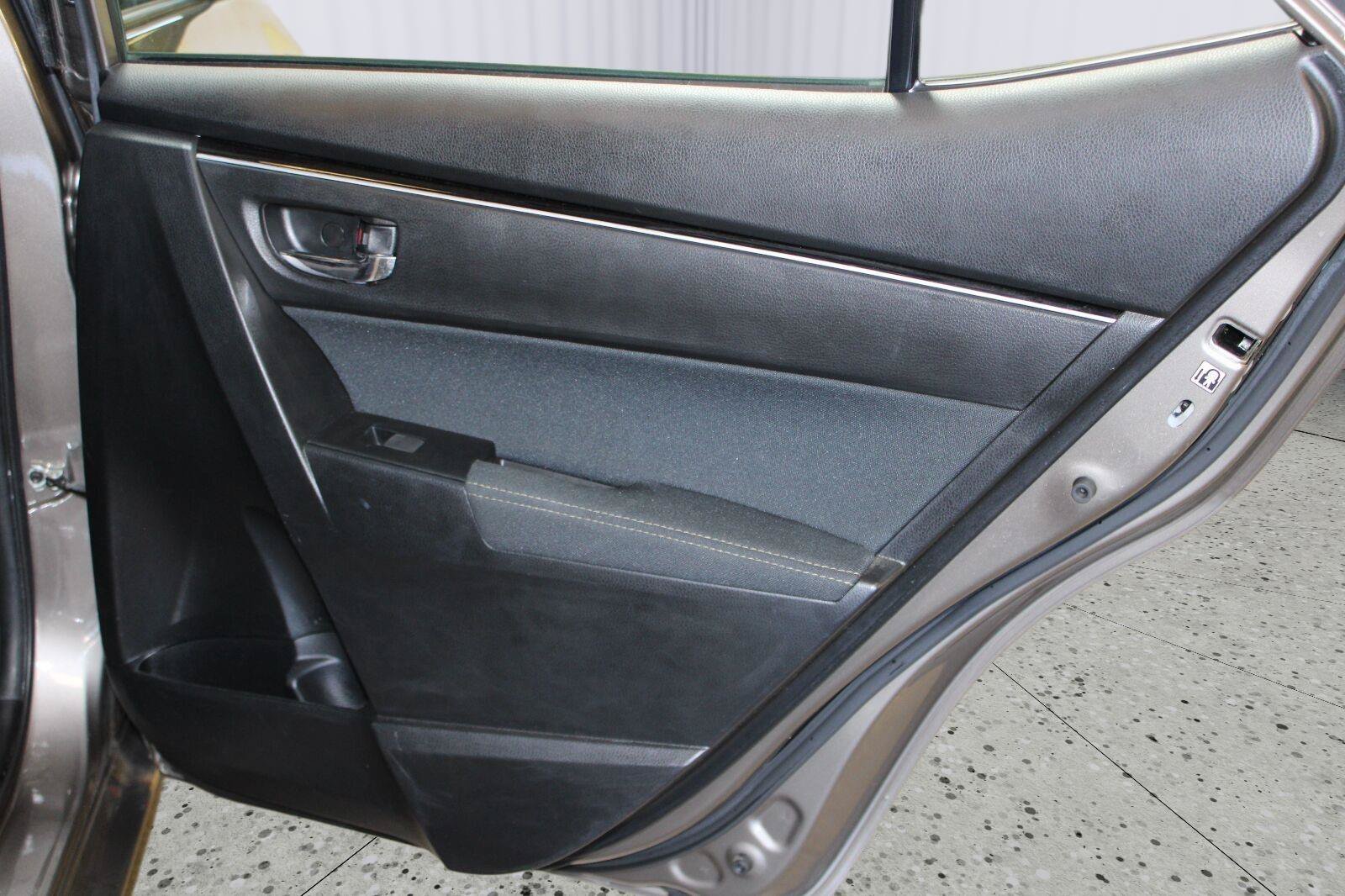 Used 2018 Toyota Corolla LE FWD image 40