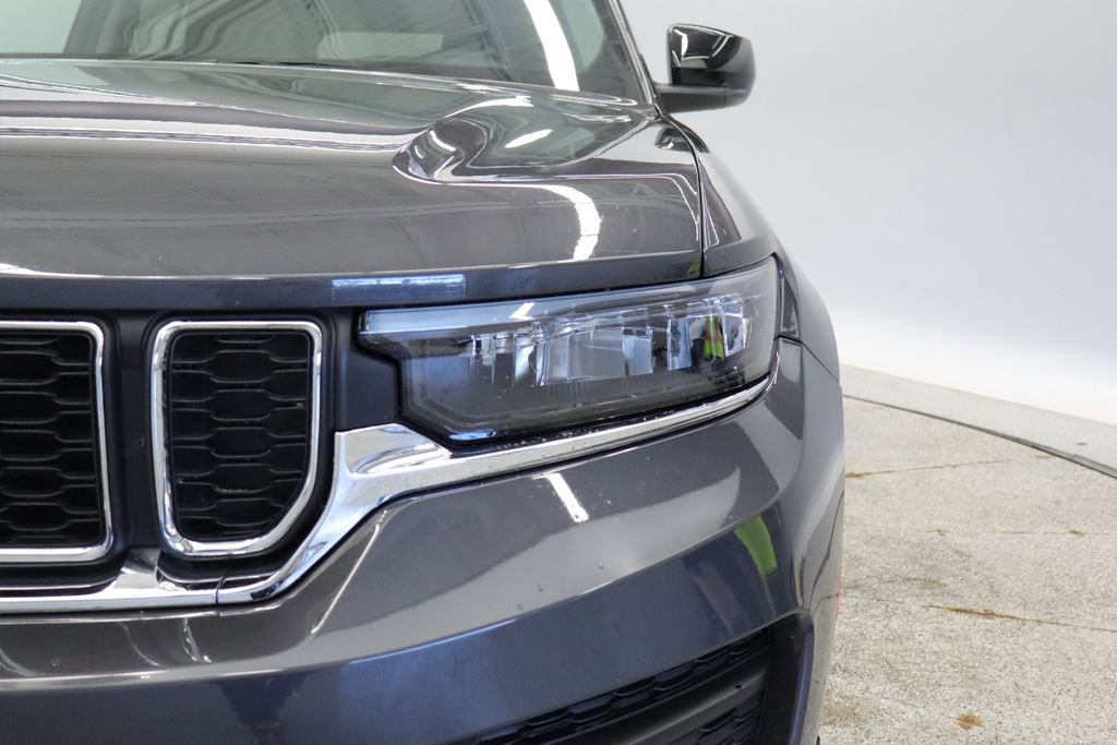 Used 2023 Jeep Grand Cherokee Laredo AWD/4WD image 13