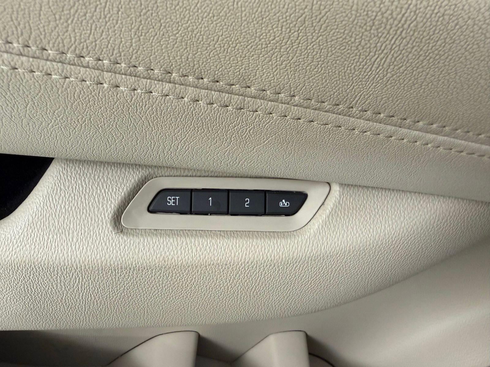 Used 2017 Cadillac Escalade Luxury image 13