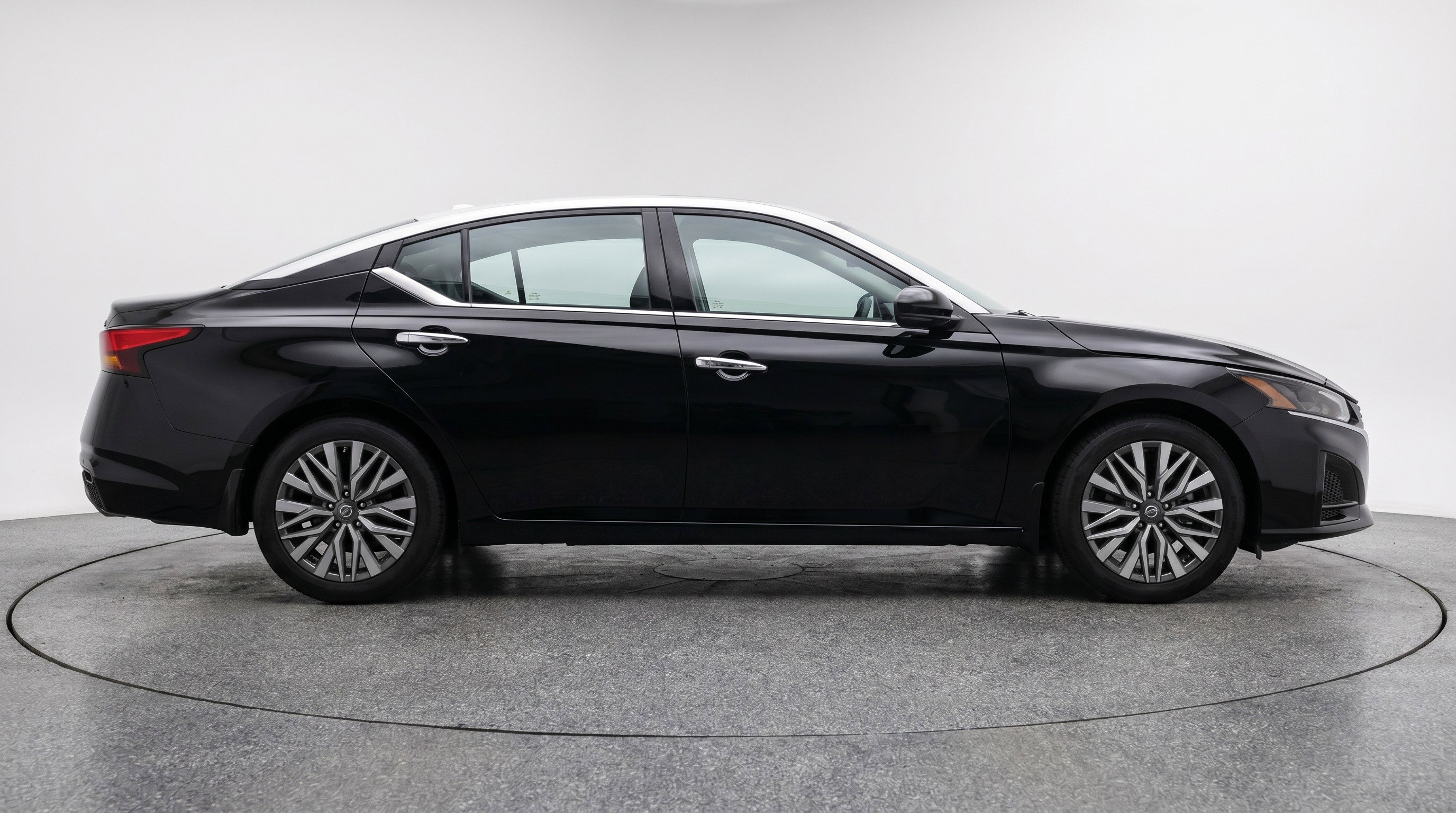 Used 2025 Nissan Altima 2.5 SV FWD image 11