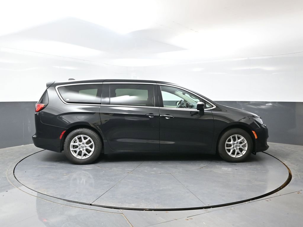 Used 2023 Chrysler Voyager LX FWD image 4