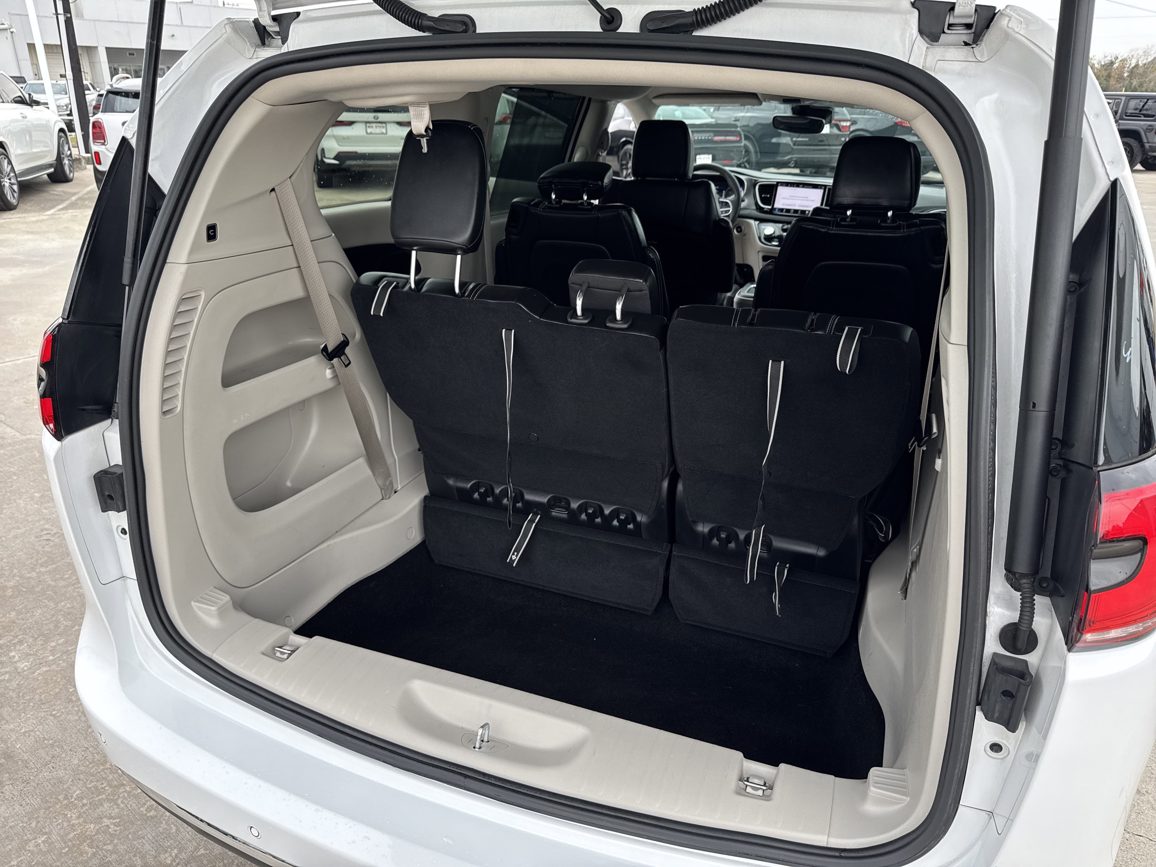 Used 2024 Chrysler Pacifica Touring-L image 37