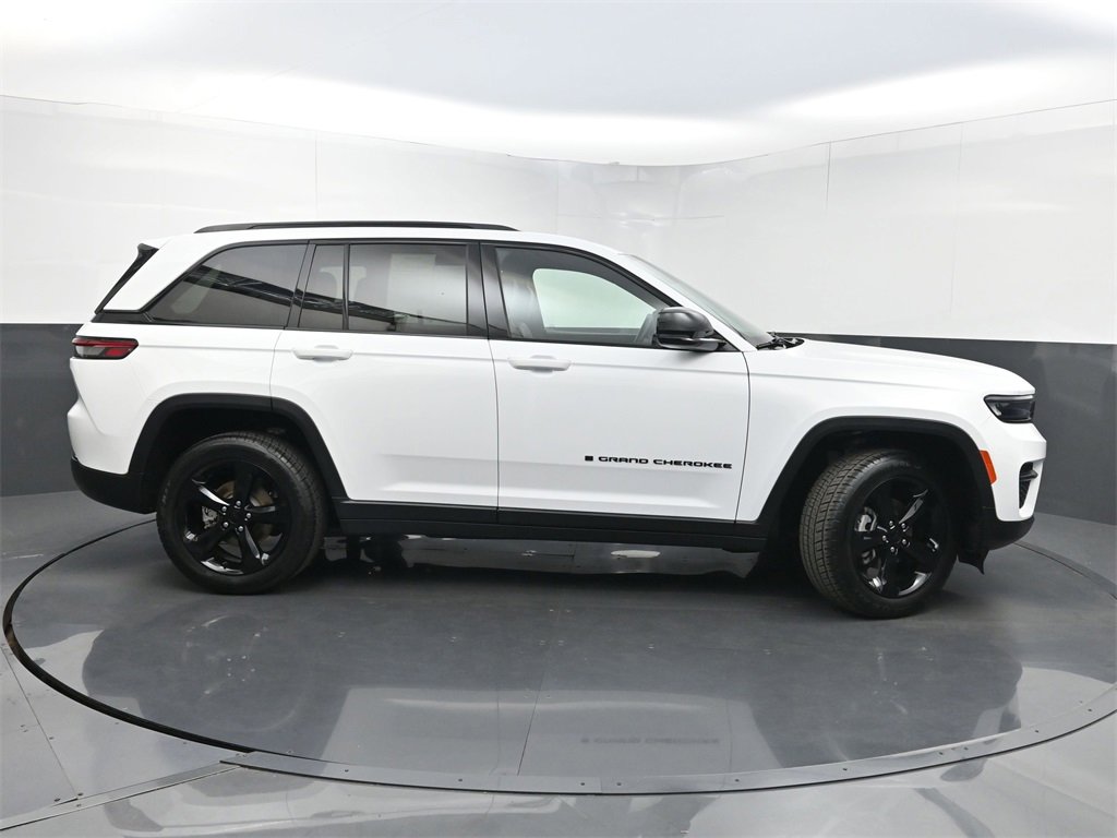 Used 2022 Jeep Grand Cherokee Altitude image 45