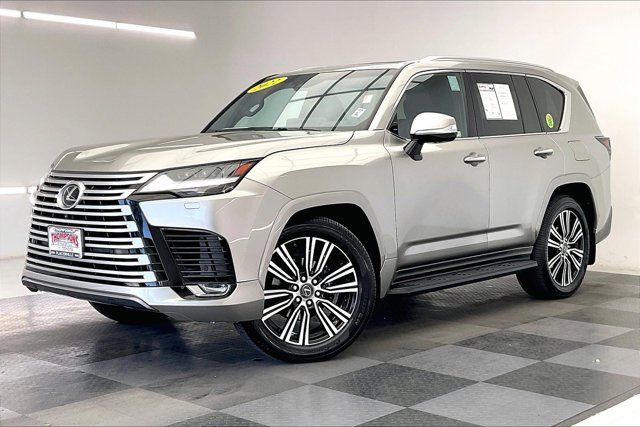Used 2022 Lexus LX 600 4WD w/ Luxury Package image 12
