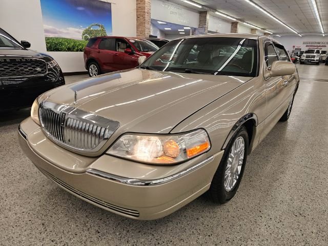 Used 2010 Lincoln Town Car Signature Limited image 1