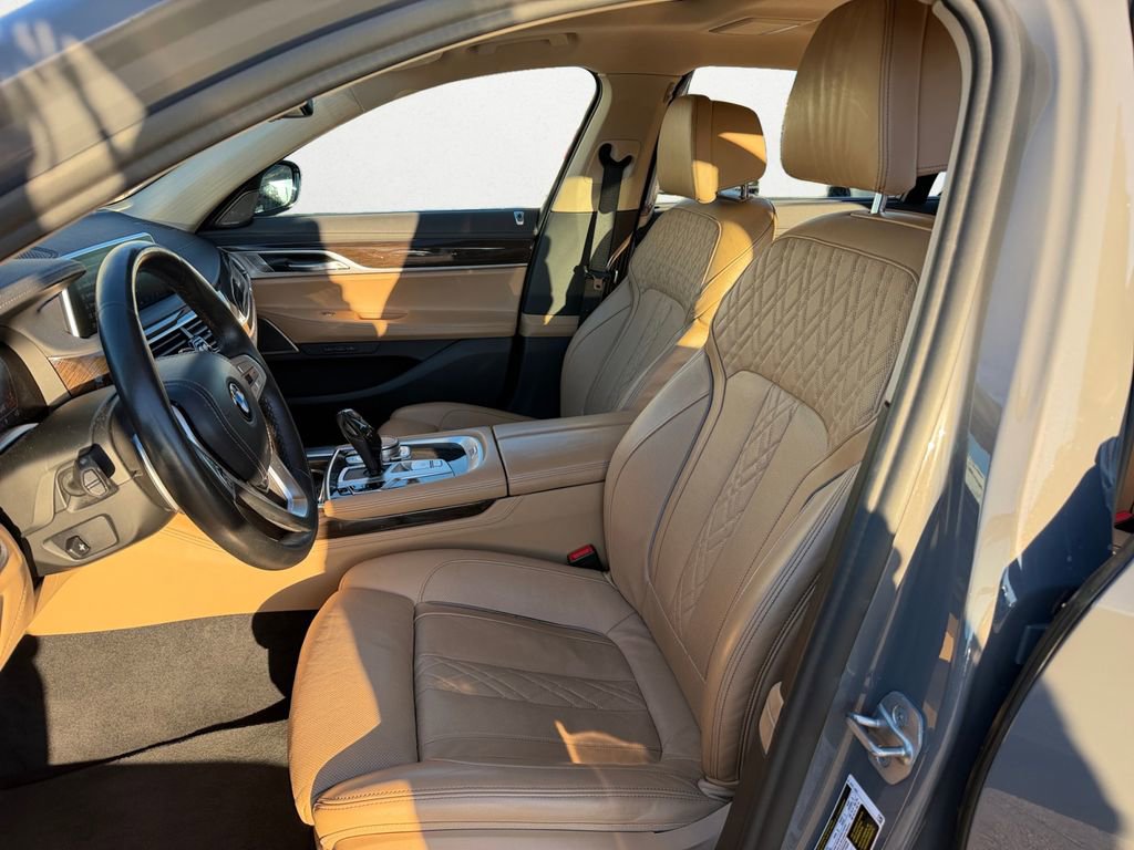 Used 2022 BMW 740i w/ Premium Package image 10