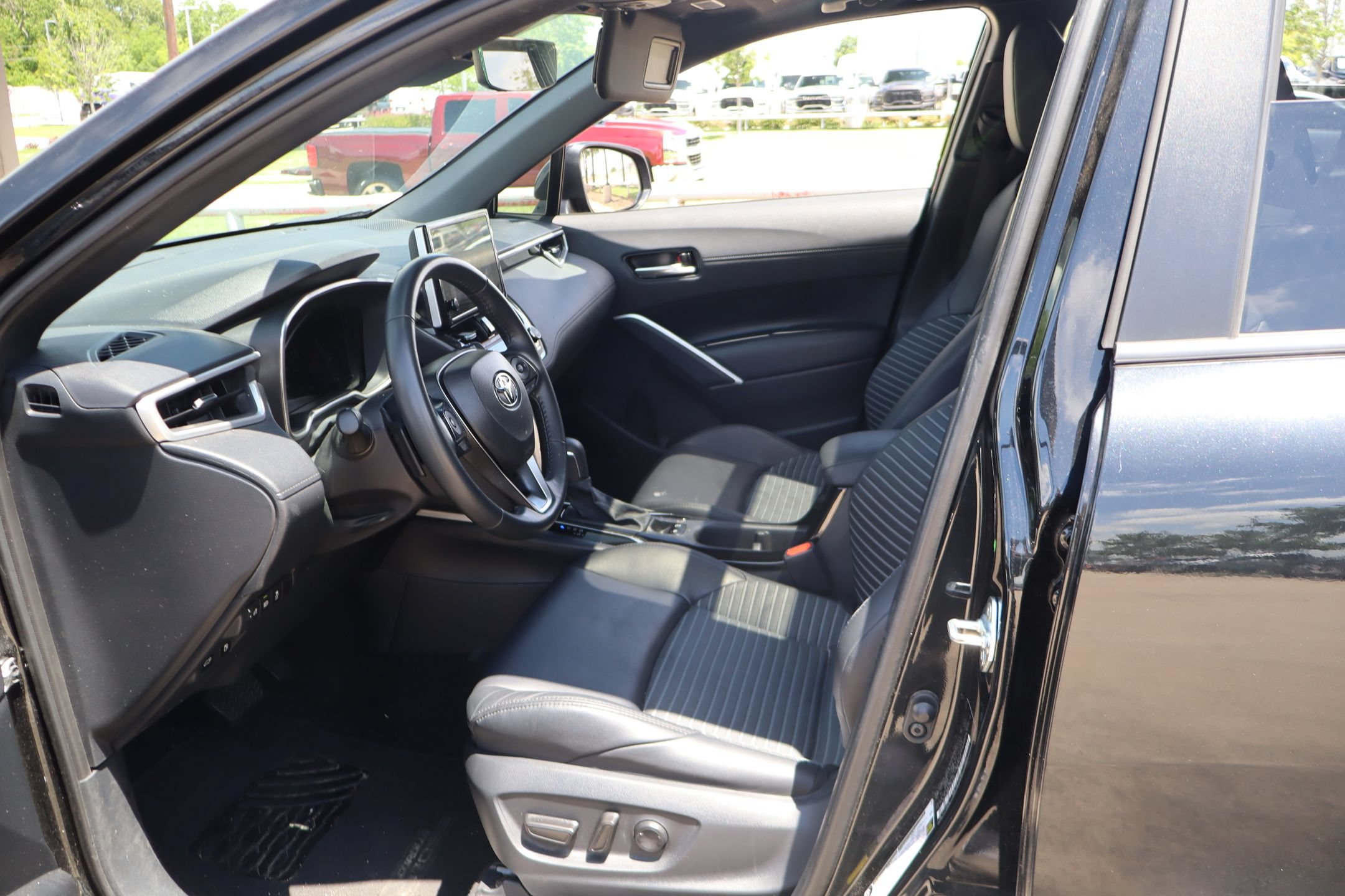 Used 2025 Toyota Corolla Cross AWD Hybrid w/ Convenience Package image 26