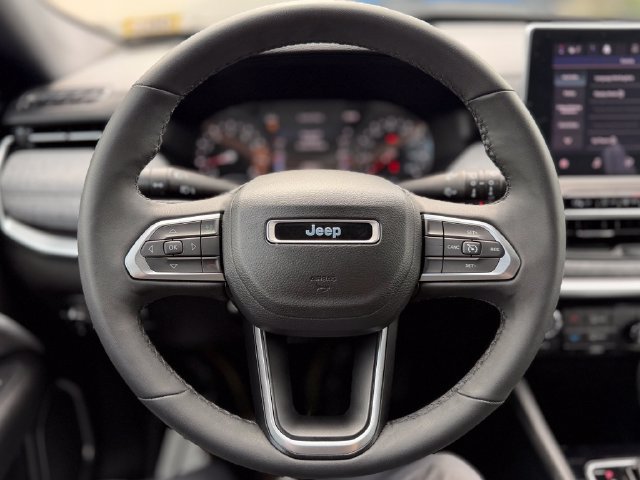 Used 2023 Jeep Compass Latitude AWD/4WD image 9
