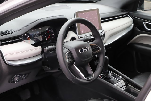 Used 2024 Jeep Compass Limited image 12