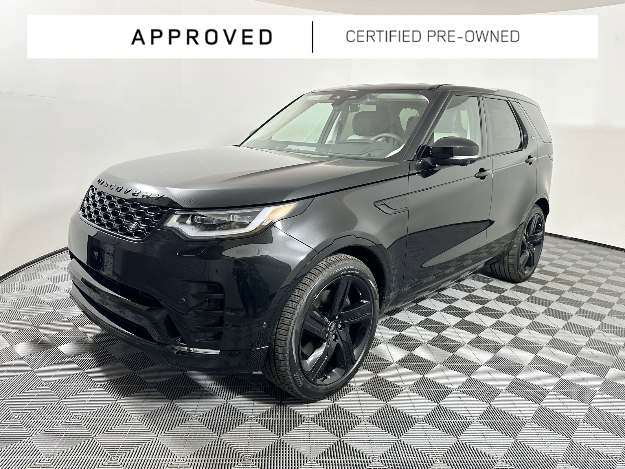 Used 2025 Land Rover Discovery Dynamic SE AWD/4WD image 1