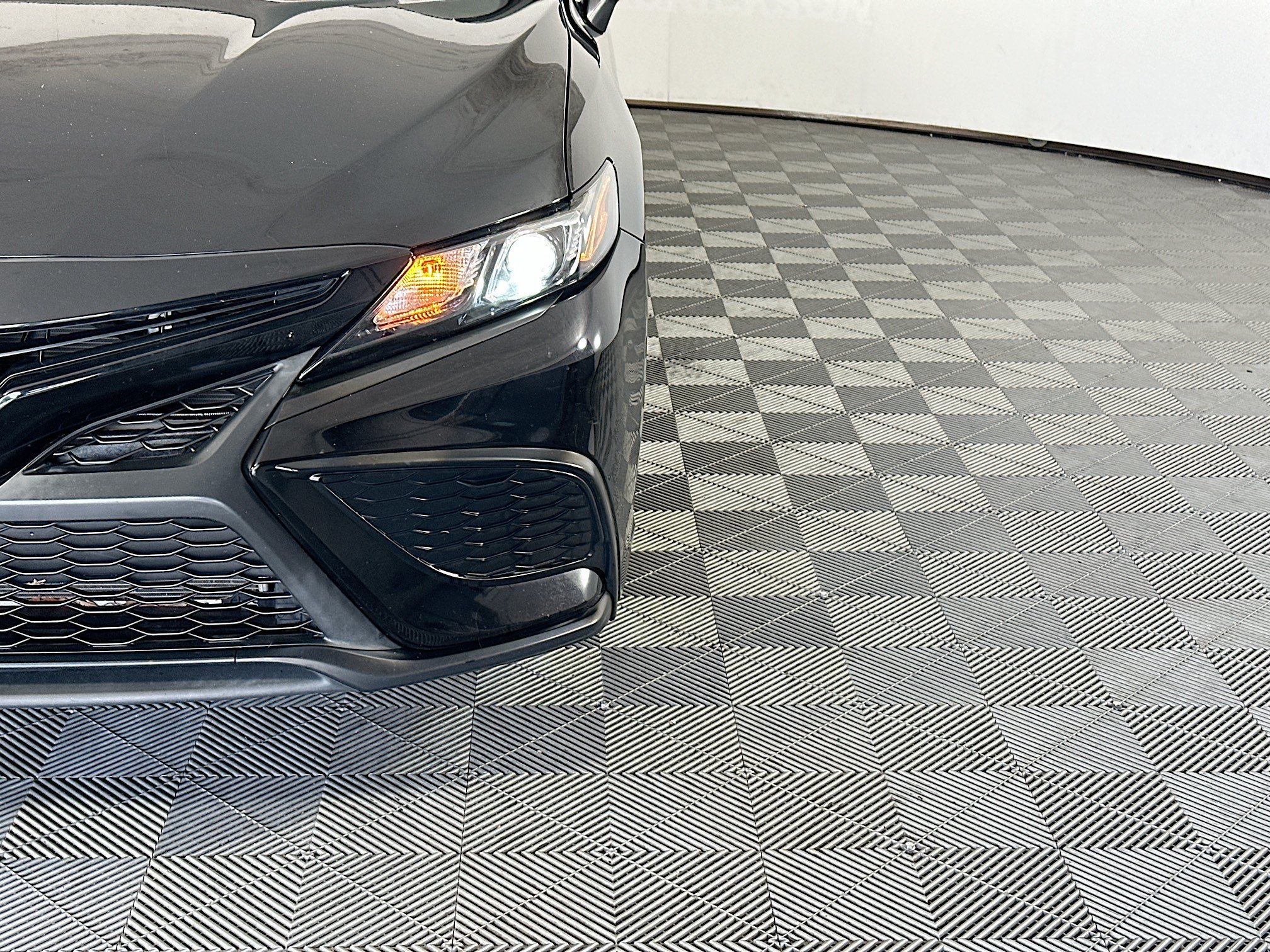 Used 2023 Toyota Camry SE w/ Cold Weather Package FWD image 9