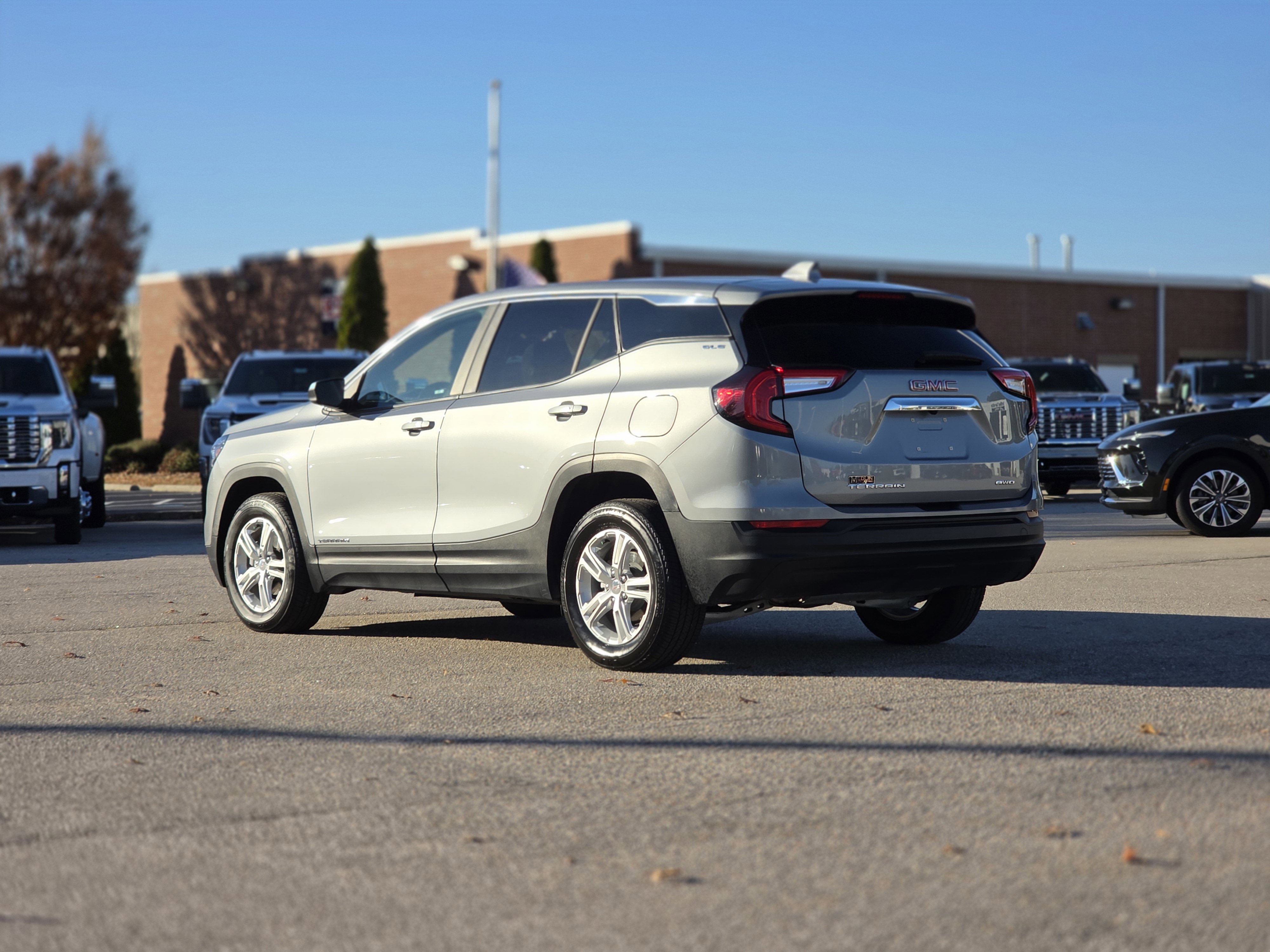 Used 2024 GMC Terrain SLE image 5