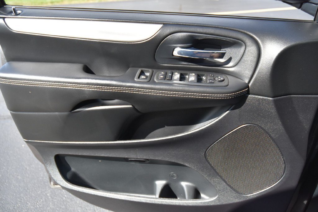 Used 2015 Dodge Grand Caravan SXT w/ Blacktop Package FWD image 26
