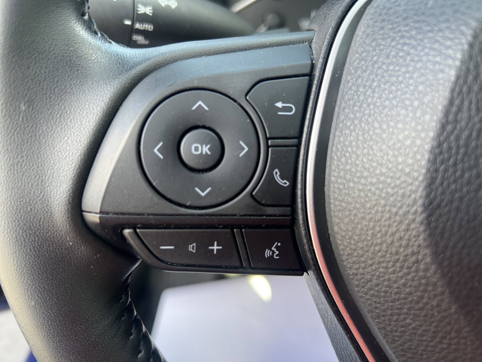 Used 2023 Toyota Corolla SE w/ SE Premium Package image 13