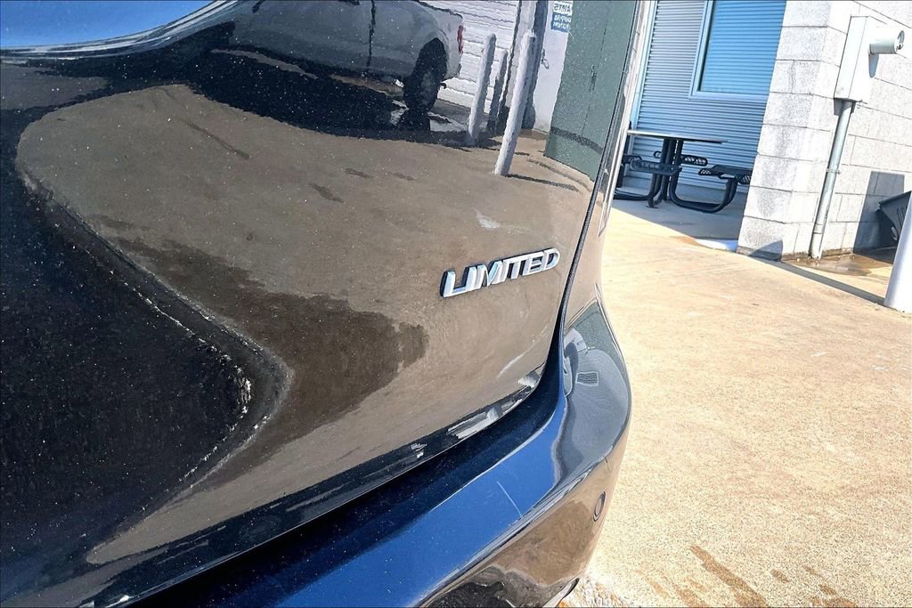 Used 2017 Chrysler Pacifica Limited w/ UConnect Theater Package image 7