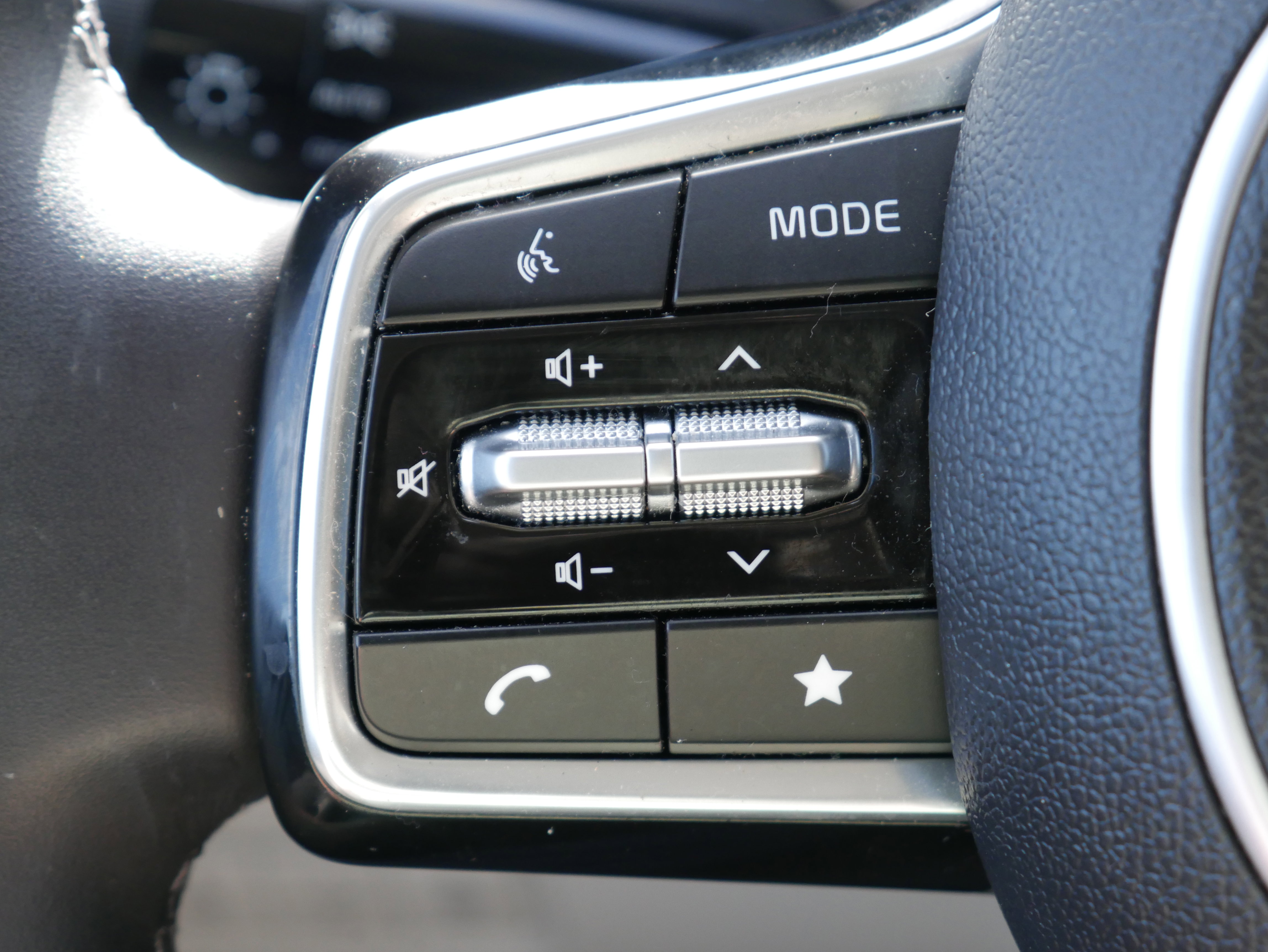 Used 2024 Kia Carnival EX FWD image 27