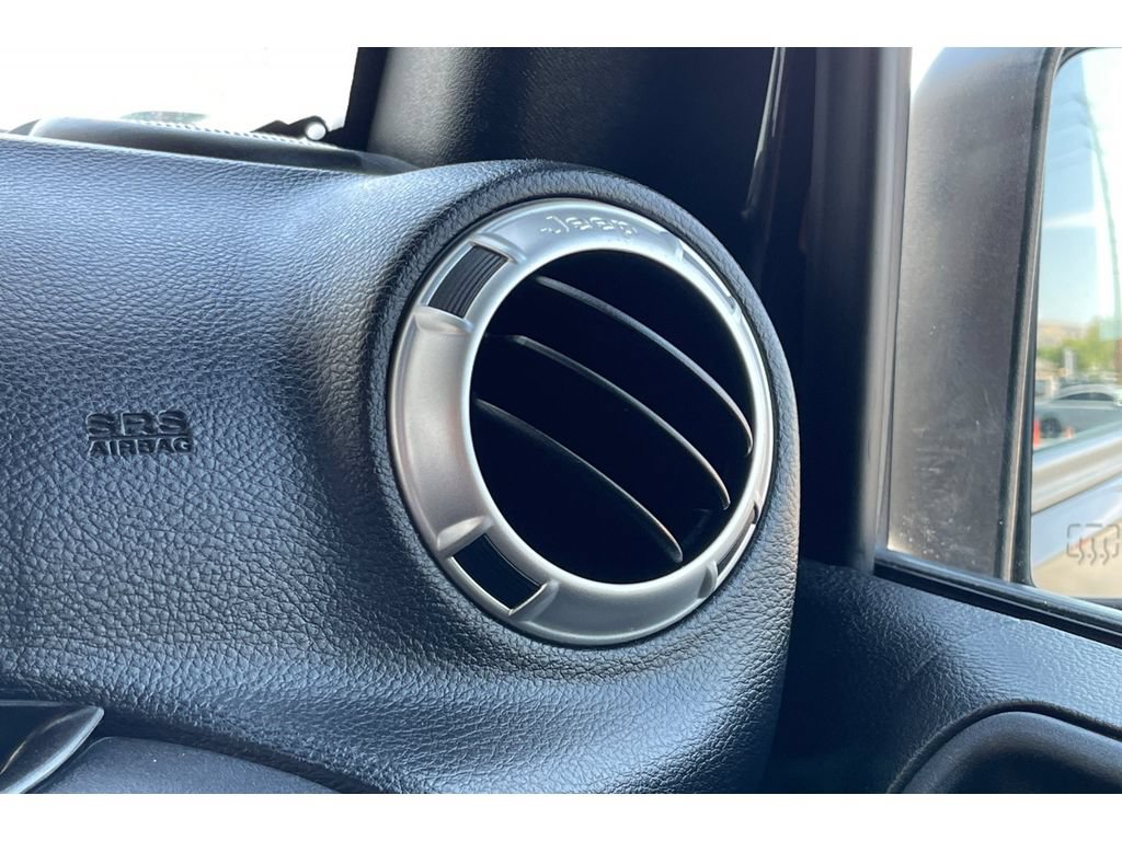Used 2017 Jeep Wrangler Unlimited Sahara w/ Connectivity Group AWD/4WD image 27