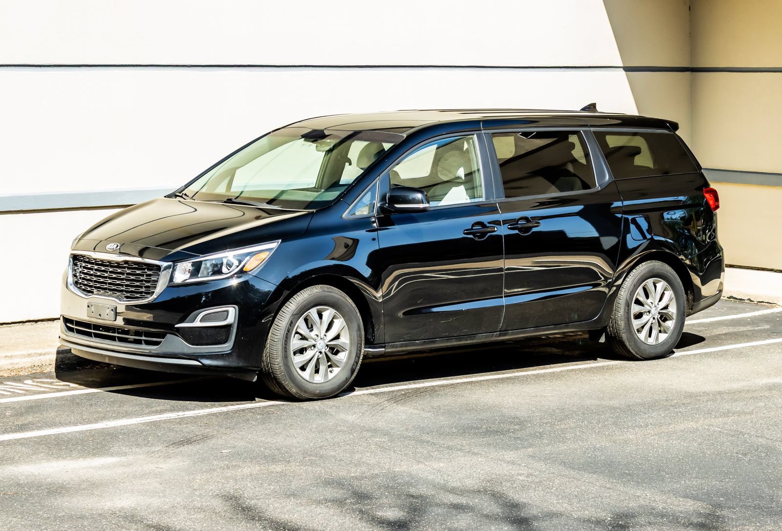 Used 2020 Kia Sedona LX FWD image 3