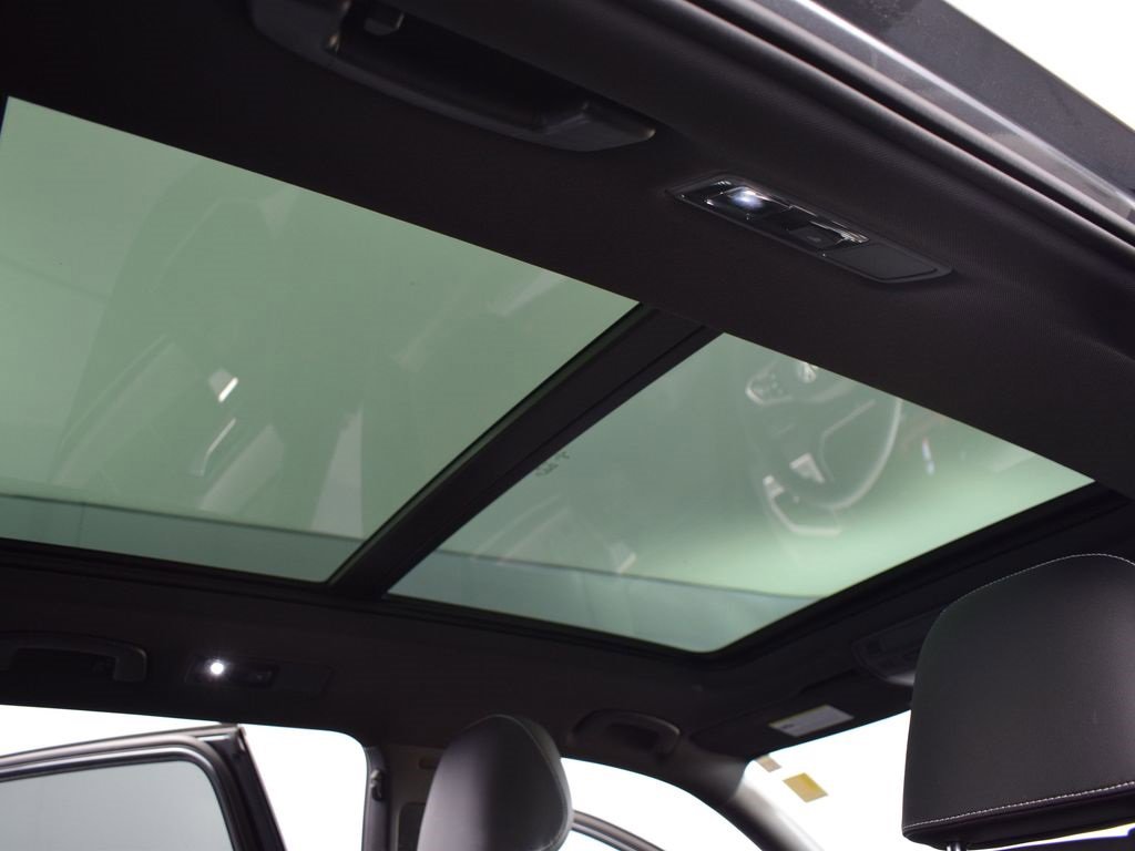 Certified 2022 Volkswagen Tiguan SE R-Line image 19