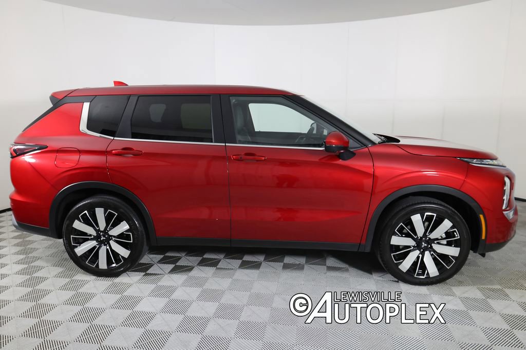 Used 2025 Mitsubishi Outlander SE image 4