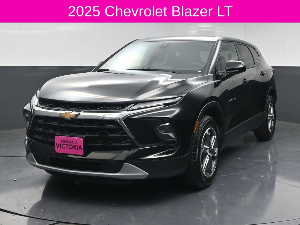 Used 2025 Chevrolet Blazer LT FWD image 2