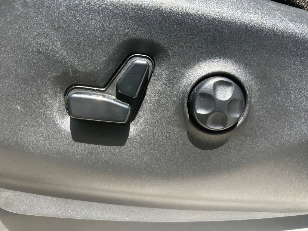 Used 2020 Chrysler Voyager Lxi FWD image 23