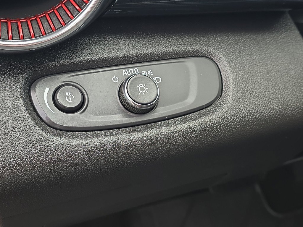 Certified 2025 Chevrolet Trax RS w/ Sunroof Package image 25