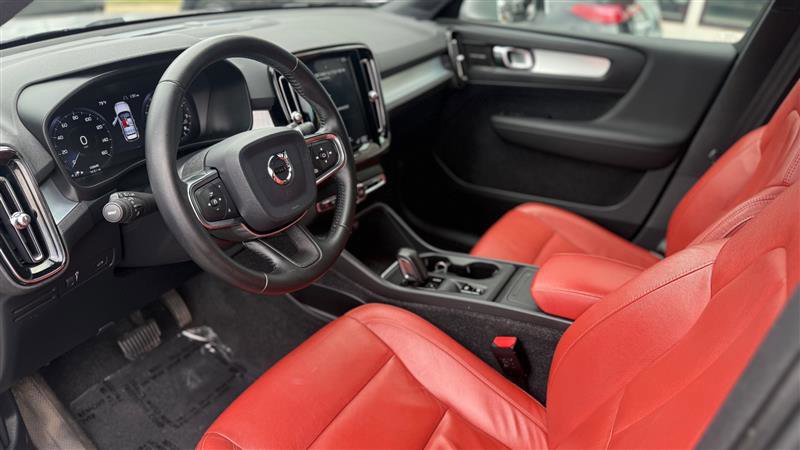 Used 2019 Volvo XC40 T5 Momentum image 10