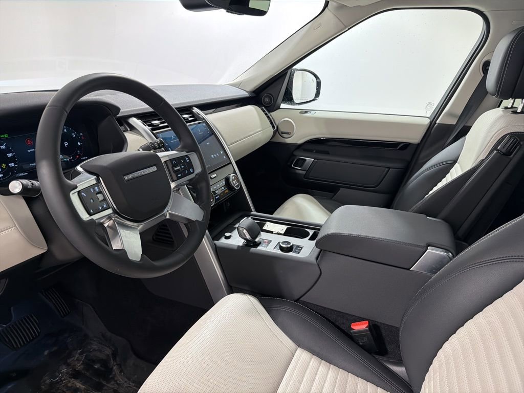 Used 2025 Land Rover Discovery S image 10