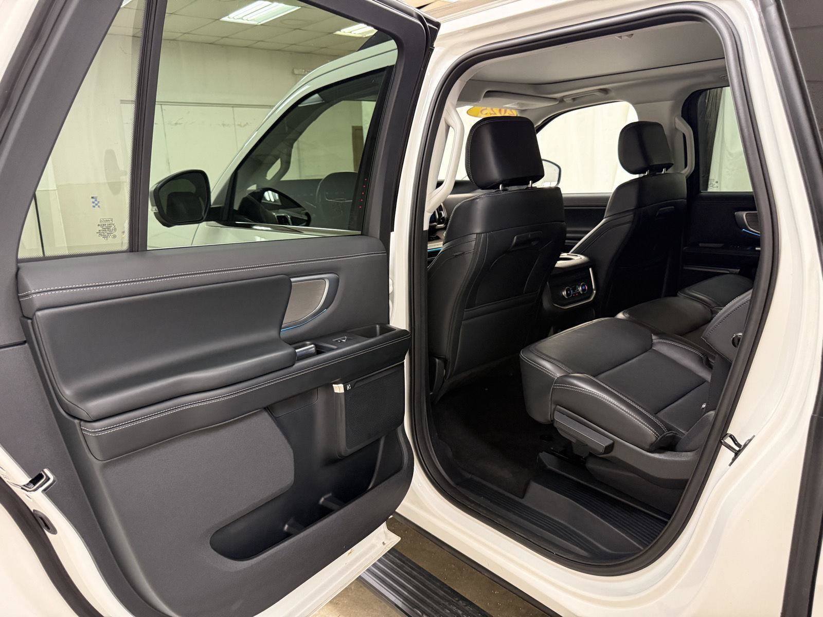 Used 2025 Ford Expedition Max Platinum AWD/4WD image 24