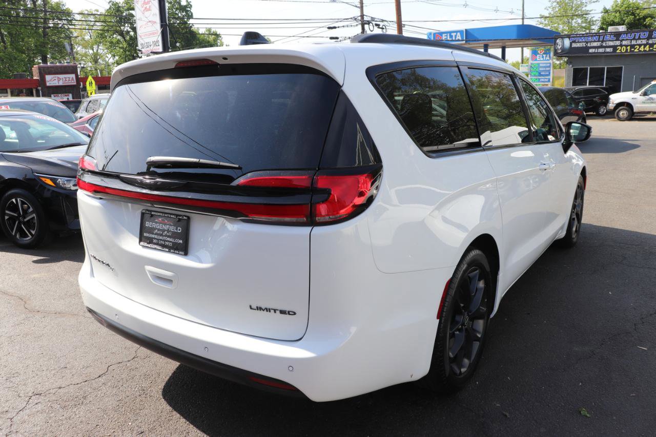 Used 2025 Chrysler Pacifica Limited FWD image 5