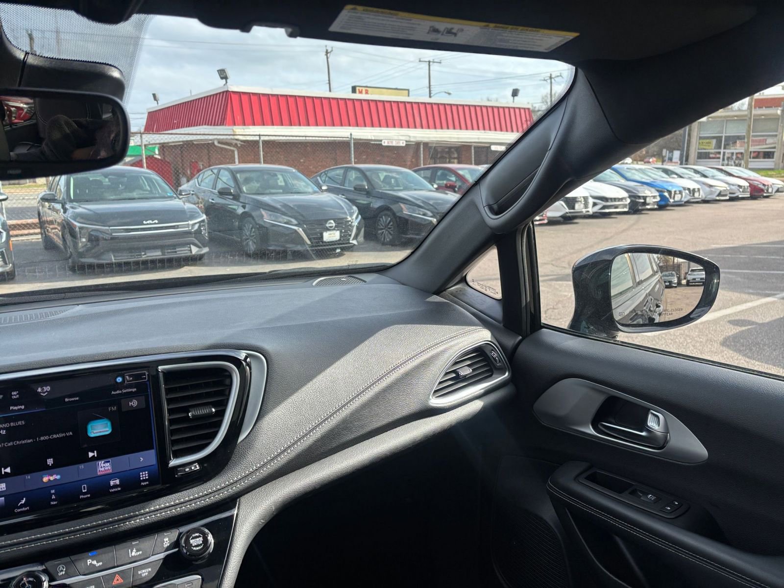 Used 2025 Chrysler Pacifica Limited image 40